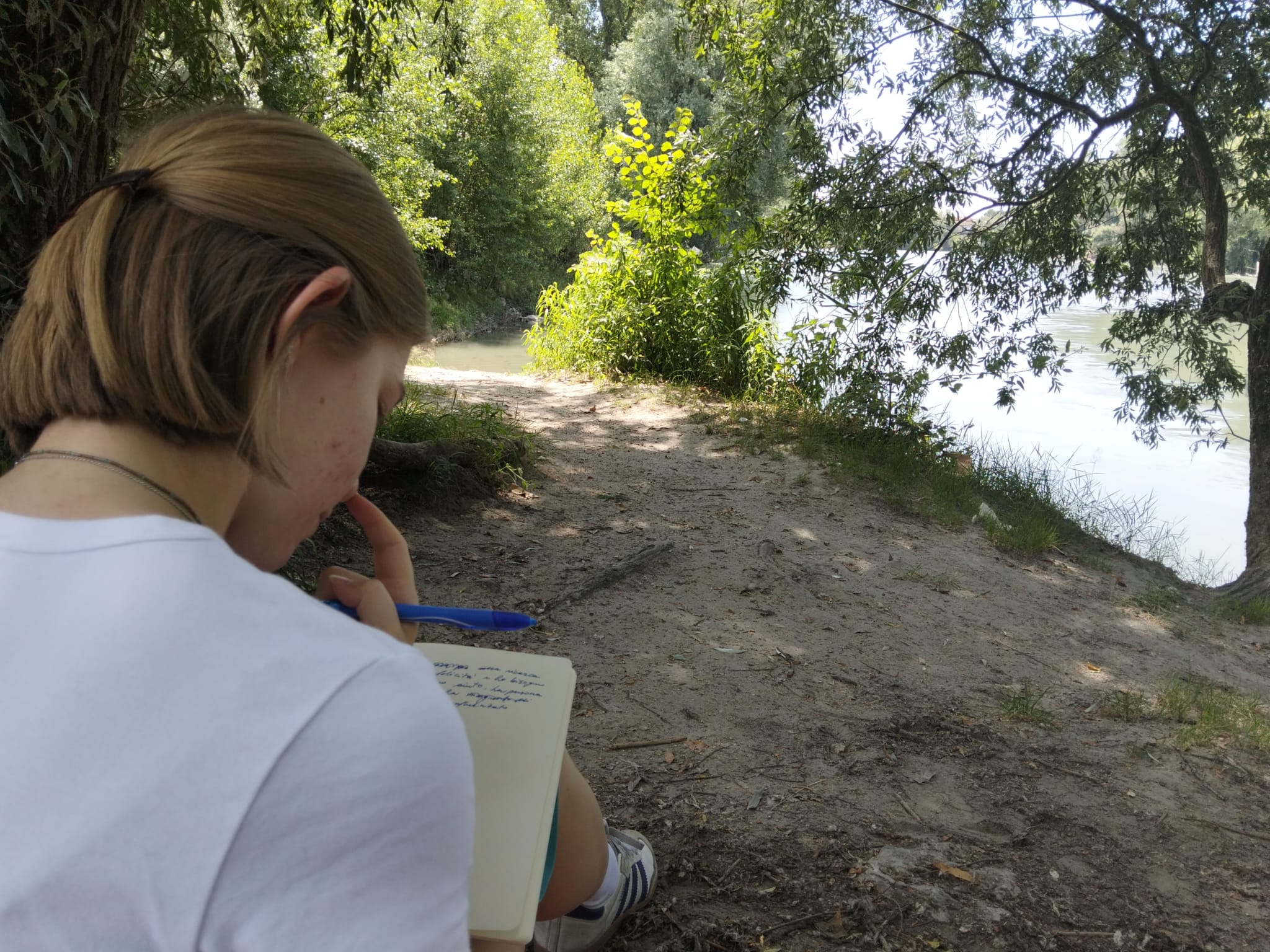 giulia scrive lettera sul fiume